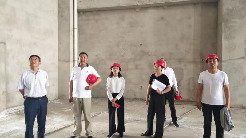2019年8月5日，县长冯军、副县长边远到银先公司承建的科学技术馆、城市文化综合体建设项目工地现场调研2.jpg