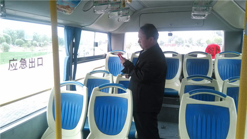 3绿岛公交公司对公交车进行安全检查.jpg