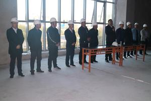 银先集团在承建的临泽县科学技术馆工地现场召开了全体职工“五一”安全、质量、施工进度交班会议