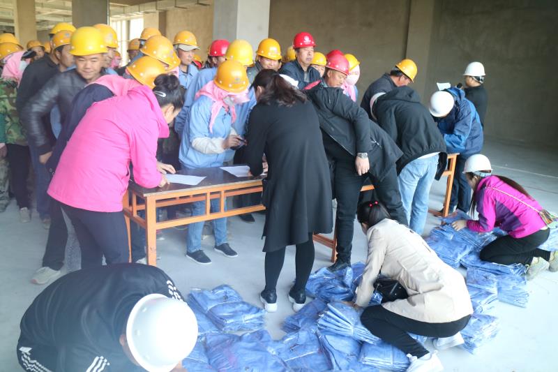 3银先集团在承建的临泽县科学技术馆工地现场召开了全体职工“五一”安全、质量、施工进度交班会议.jpg