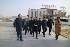 2019年3月8日省、市农发行领导在副县长张辉的陪同下到银先集团银光建筑临泽县城市文化综合体建设项目现场调研。