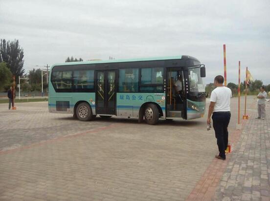2绿岛公交公司为提高公交驾驶员安全驾驶技能，对驾驶员进行技能大赛考试.jpg