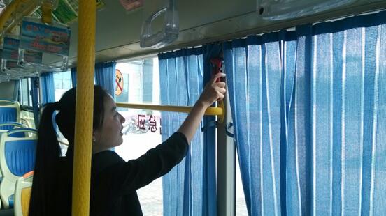 2绿岛公交公司安检人员对公交车定期进行安全例检.jpg